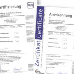 Zwei Zertifikate in deutscher Sprache, die Qualitätssicherung und Anerkennung bestätigen.