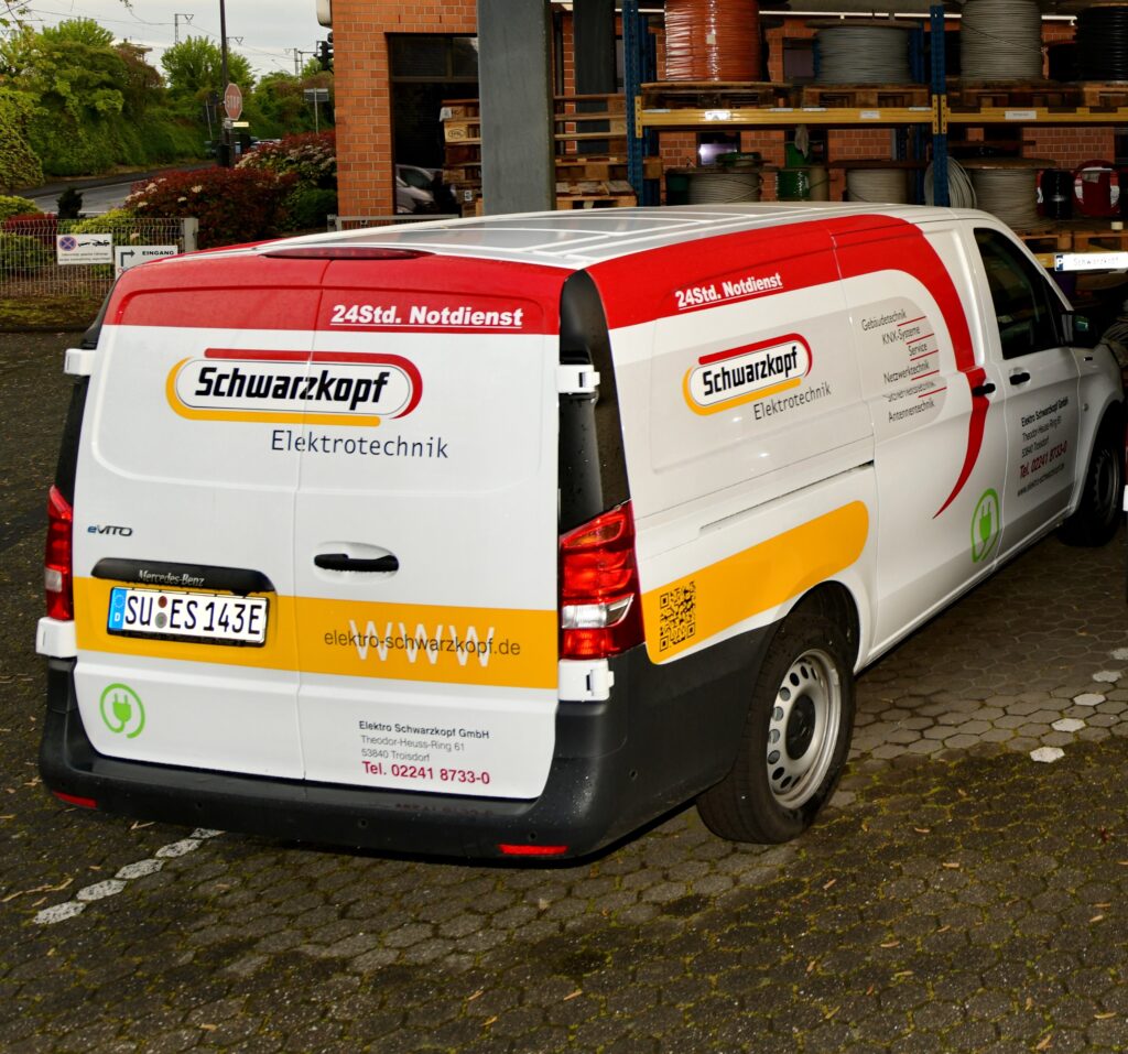 E-Transporter von Elektro Schwarzkopf mit Firmenbeschriftung, Heckansicht