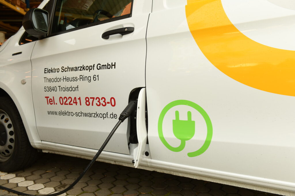 Wallbox Installation Troisdorf – Elektro Schwarzkopf E-Mobilitätsfahrzeug beim Laden (Wallbox/ Ladeinfrastruktur)