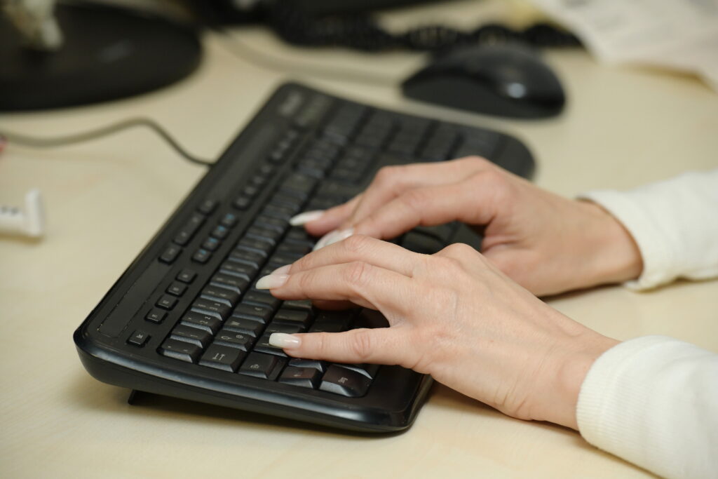 Elektriker Kundendienst Troisdorf – Service-Team bearbeitet Kundenanfrage am PC