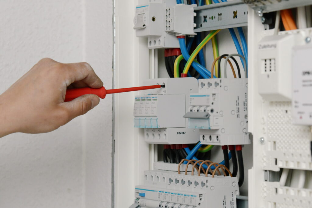 Ausbildung Elektroniker Energie- und Gebäudetechnik Troisdorf – Elektroniker arbeitet am Schaltschrank (Elektro Schwarzkopf)