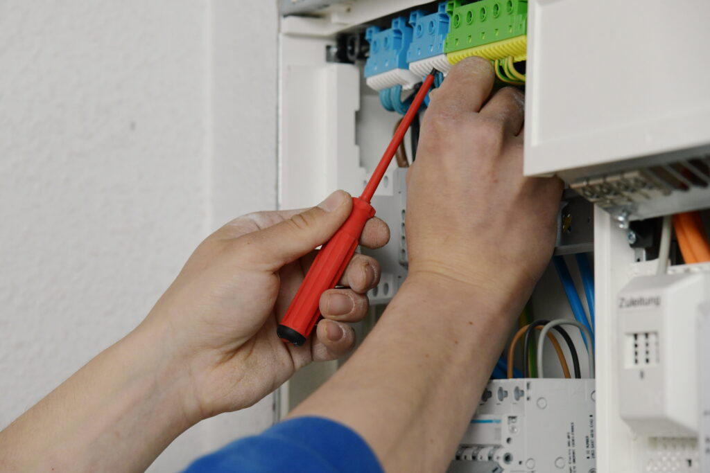 Karriere Elektro Schwarzkopf Troisdorf – Elektriker bei der Arbeit am Schaltschrank