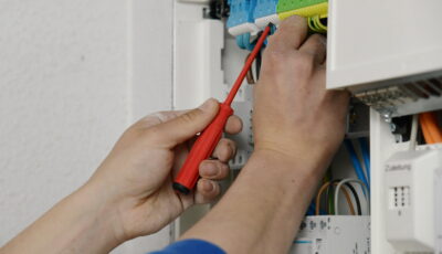 Jobs Elektro Schwarzkopf Troisdorf – Elektriker bei der Arbeit am Schaltschrank